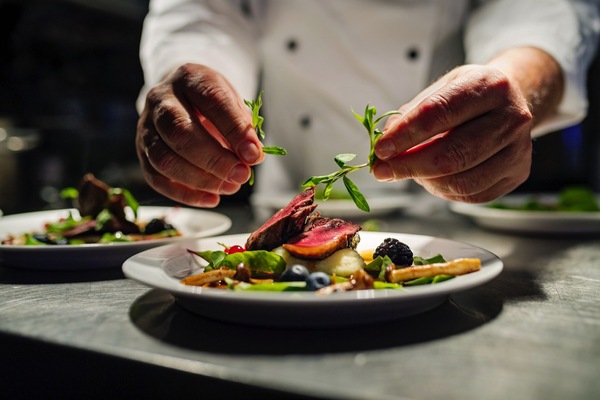 Travelmarvel Heritage Adventurer Dining ©Heritage Expeditions.jpg